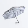 Leichter gestreifter Regenschirm Leichter gestreifter Regenschirm