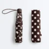 Leichter Regenschirm mit Polka-Dot-Muster Leichter Regenschirm mit Polka-Dot-Muster