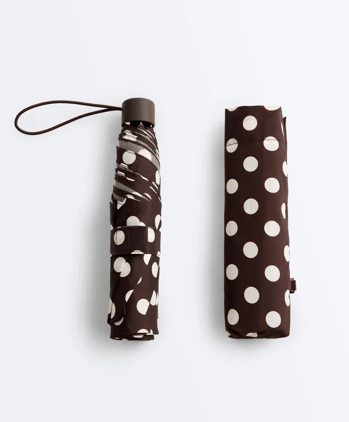 Leichter Regenschirm mit Polka-Dot-Muster Leichter Regenschirm mit Polka-Dot-Muster