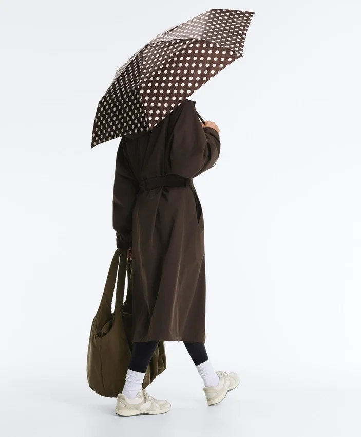 Leichter Regenschirm mit Polka-Dot-Muster Leichter Regenschirm mit Polka-Dot-Muster