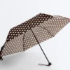 Leichter Regenschirm mit Polka-Dot-Muster Leichter Regenschirm mit Polka-Dot-Muster