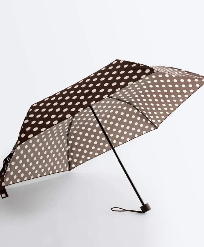 Leichter Regenschirm mit Polka-Dot-Muster Leichter Regenschirm mit Polka-Dot-Muster