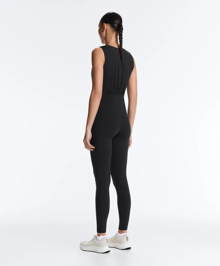 Light Touch Jumpsuit mit V-Ausschnitt Light Touch Jumpsuit mit V-Ausschnitt