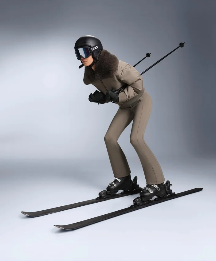Wasserabweisende Stretch-Skihose mit ausgestelltem Bein Wasserabweisende Stretch-Skihose mit ausgestelltem Bein