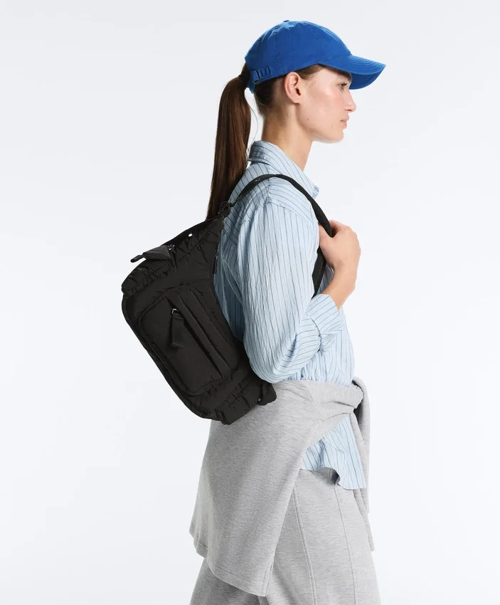 Mini-Tasche mit Maxi-Taschen Mini-Tasche mit Maxi-Taschen