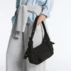 Mini-Tasche mit Maxi-Taschen Mini-Tasche mit Maxi-Taschen