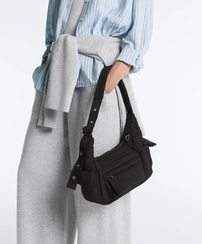 Mini-Tasche mit Maxi-Taschen Mini-Tasche mit Maxi-Taschen