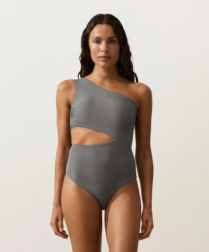 Mini-Trikinis mit Vichy-Karomuster und asymmetrischem Ausschnitt Mini-Trikinis mit Vichy-Karomuster und asymmetrischem Ausschnitt