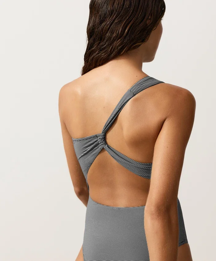 Mini-Trikinis mit Vichy-Karomuster und asymmetrischem Ausschnitt Mini-Trikinis mit Vichy-Karomuster und asymmetrischem Ausschnitt
