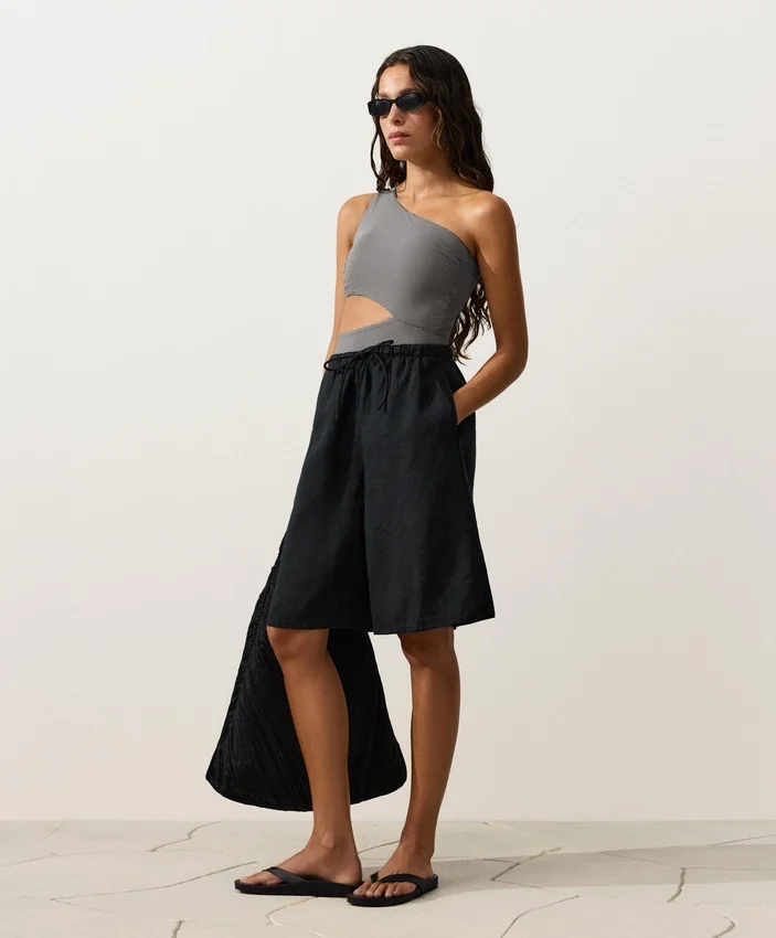 Mini-Trikinis mit Vichy-Karomuster und asymmetrischem Ausschnitt Mini-Trikinis mit Vichy-Karomuster und asymmetrischem Ausschnitt