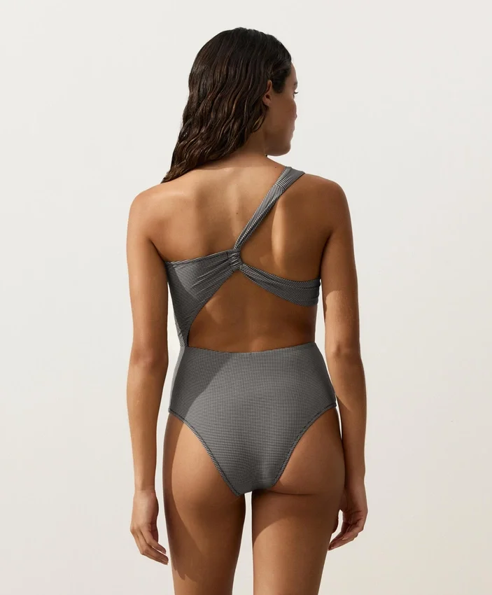 Mini-Trikinis mit Vichy-Karomuster und asymmetrischem Ausschnitt Mini-Trikinis mit Vichy-Karomuster und asymmetrischem Ausschnitt