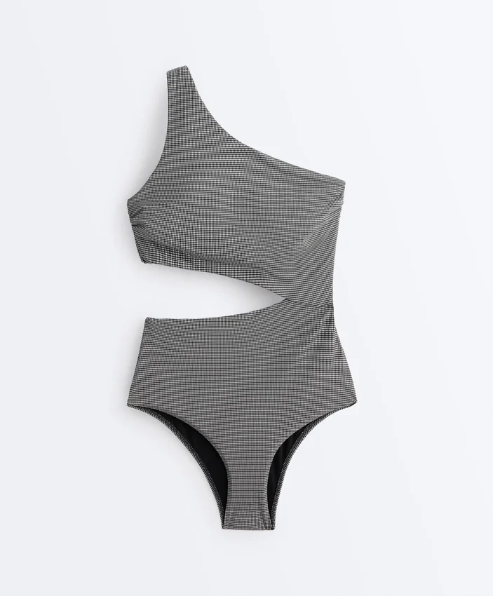 Mini-Trikinis mit Vichy-Karomuster und asymmetrischem Ausschnitt Mini-Trikinis mit Vichy-Karomuster und asymmetrischem Ausschnitt