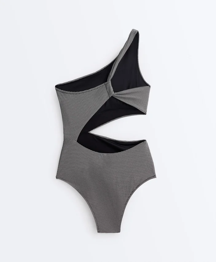 Mini-Trikinis mit Vichy-Karomuster und asymmetrischem Ausschnitt Mini-Trikinis mit Vichy-Karomuster und asymmetrischem Ausschnitt