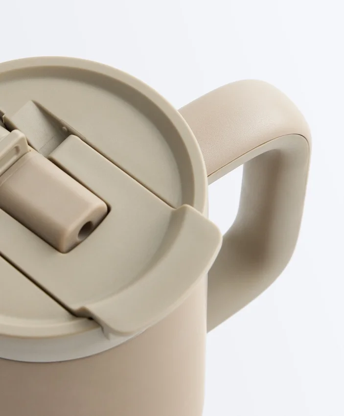 Mini-Tumbler-Trinkflasche mit Taschenriemen Mini-Tumbler-Trinkflasche mit Taschenriemen