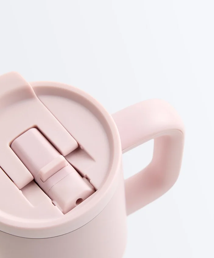 Mini-Tumbler-Trinkflasche mit Taschenriemen Mini-Tumbler-Trinkflasche mit Taschenriemen