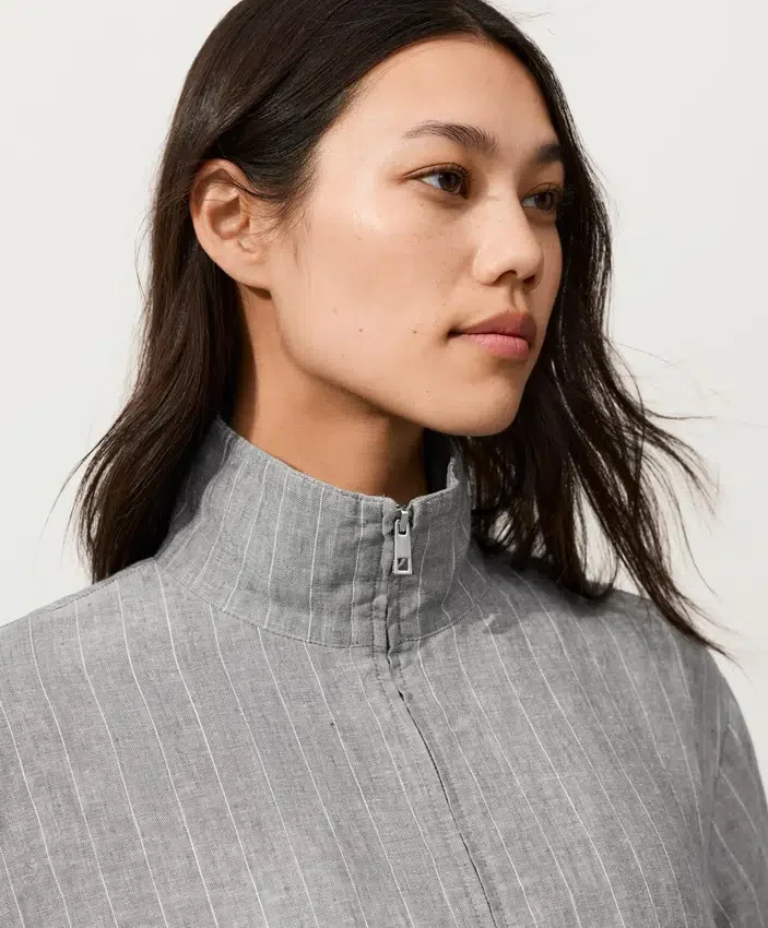 Nadelstreifen-Jacke aus 100 % Leinen mit Stehkragen Nadelstreifen-Jacke aus 100 % Leinen mit Stehkragen