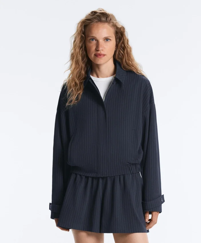 Nadelstreifen-Piqué-Jacke mit Rollkragen und Baumwolle Nadelstreifen-Piqué-Jacke mit Rollkragen und Baumwolle