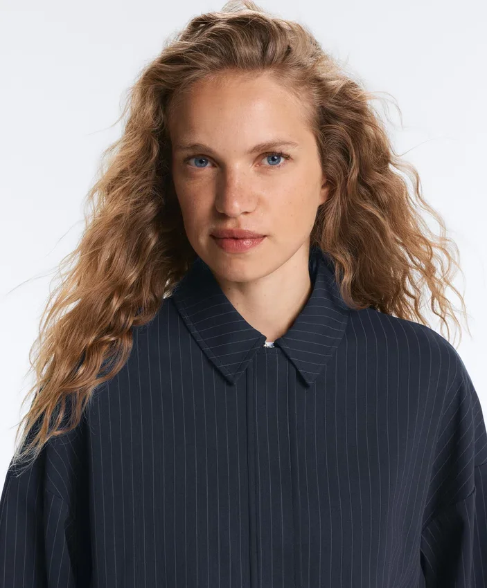 Nadelstreifen-Piqué-Jacke mit Rollkragen und Baumwolle Nadelstreifen-Piqué-Jacke mit Rollkragen und Baumwolle