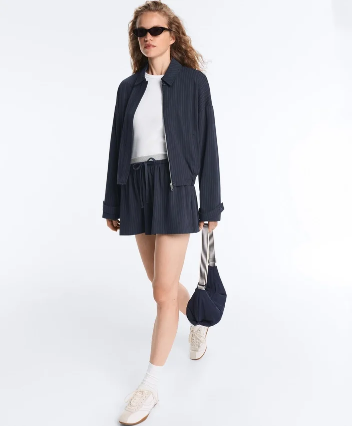 Nadelstreifen-Piqué-Jacke mit Rollkragen und Baumwolle Nadelstreifen-Piqué-Jacke mit Rollkragen und Baumwolle