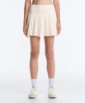Nahtloser kurzer Faltenrock mit hoher Taille als Short