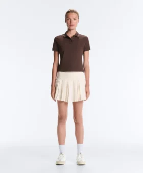 Nahtloser kurzer Faltenrock mit hoher Taille als Short