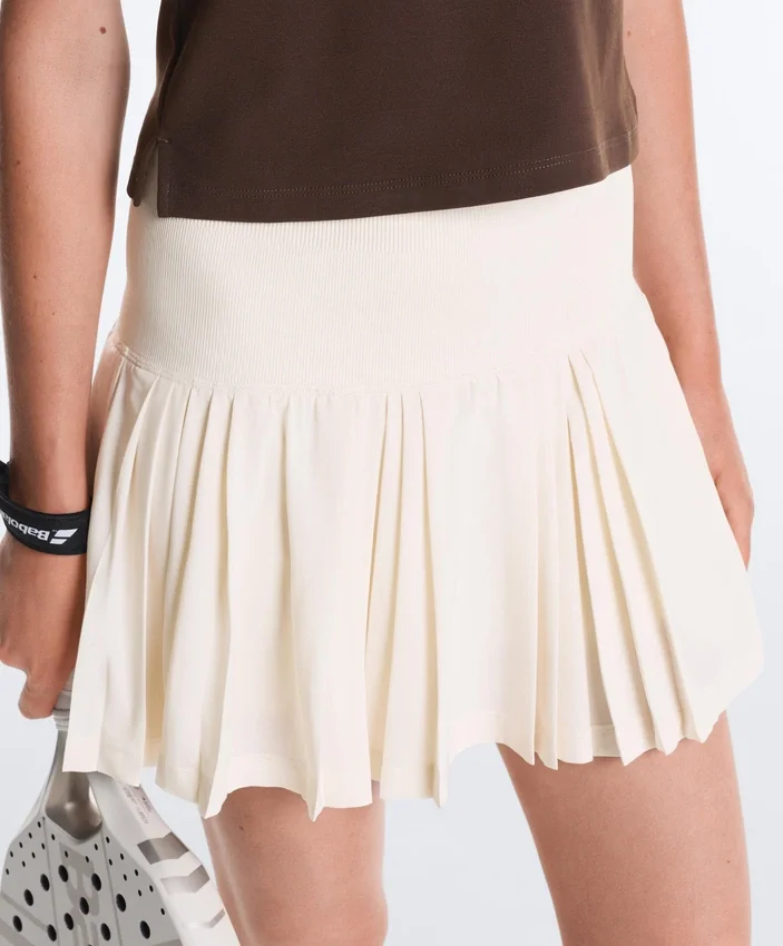 Nahtloser kurzer Faltenrock mit hoher Taille als Short Nahtloser kurzer Faltenrock mit hoher Taille als Short