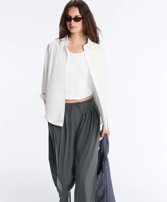 Nahtloses, ärmelloses Smok-Detail-T-Shirt Nahtloses, ärmelloses Smok-Detail-T-Shirt