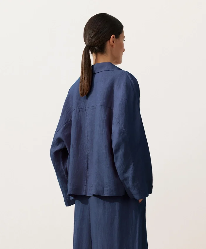 Oversize-Hemd mit langen Ärmeln aus 100 % Leinen Oversize-Hemd mit langen Ärmeln aus 100 % Leinen
