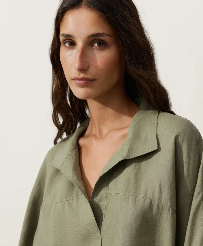 Oversize-Shirt aus 100 % Leinen mit kurzen Ärmeln Oversize-Shirt aus 100 % Leinen mit kurzen Ärmeln