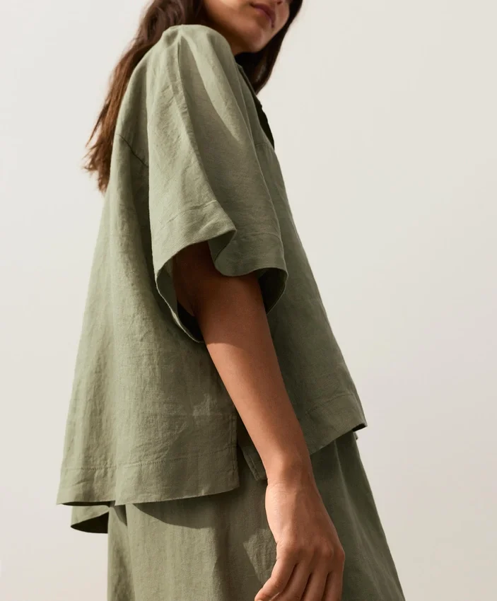 Oversize-Shirt aus 100 % Leinen mit kurzen Ärmeln Oversize-Shirt aus 100 % Leinen mit kurzen Ärmeln