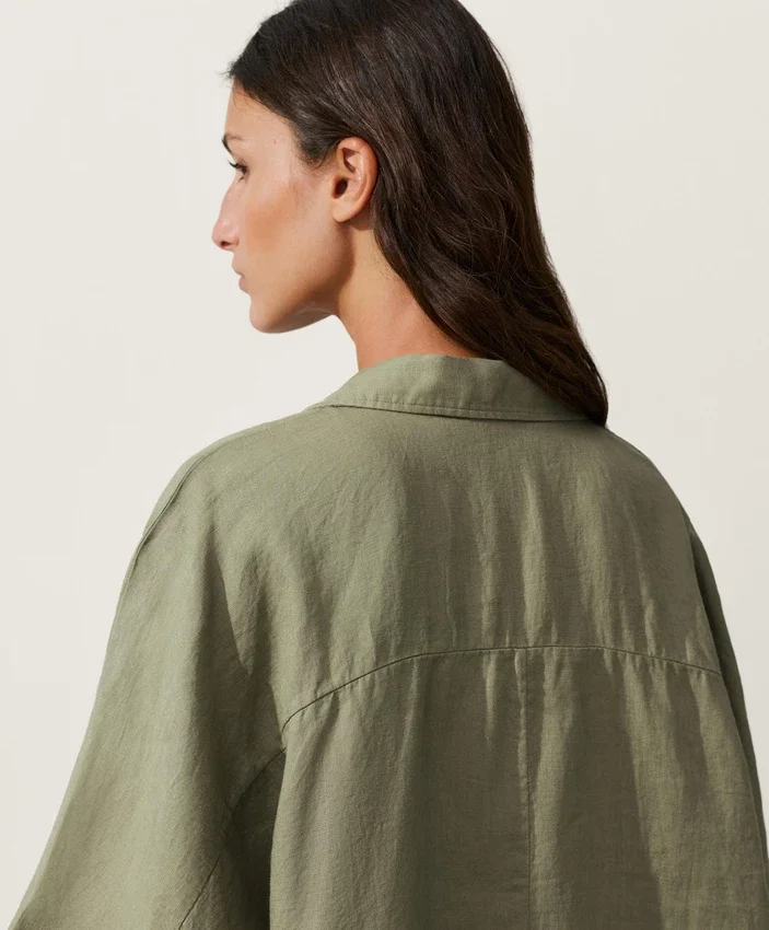 Oversize-Shirt aus 100 % Leinen mit kurzen Ärmeln Oversize-Shirt aus 100 % Leinen mit kurzen Ärmeln