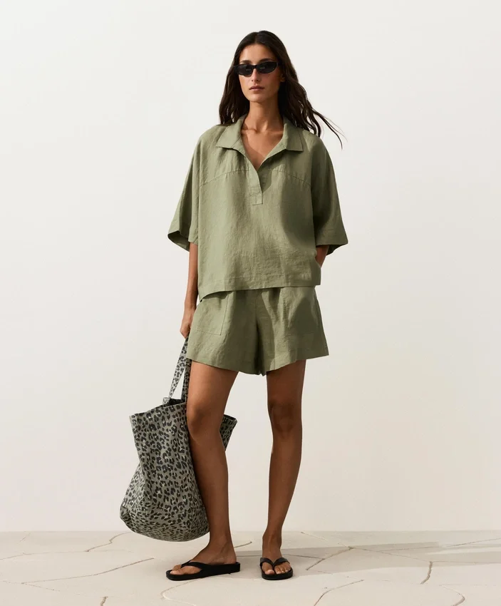 Oversize-Shirt aus 100 % Leinen mit kurzen Ärmeln Oversize-Shirt aus 100 % Leinen mit kurzen Ärmeln
