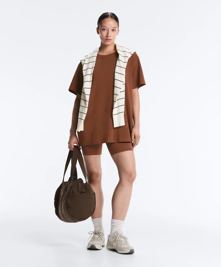 Oversize-T-Shirt aus Baumwollmischung mit kurzen Ärmeln Oversize-T-Shirt aus Baumwollmischung mit kurzen Ärmeln