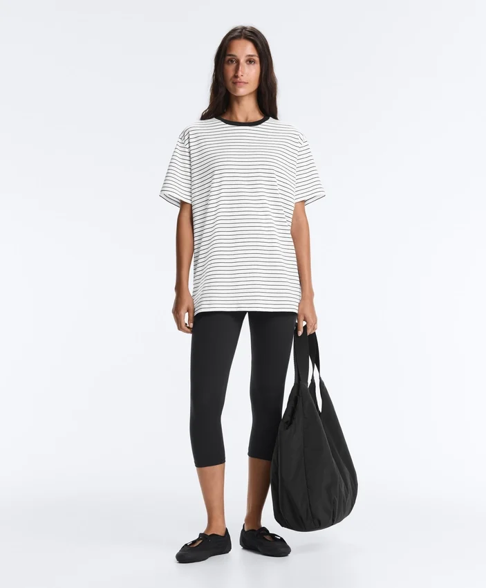 Oversize-T-Shirt aus Baumwollmischung mit kurzen Ärmeln und Kontraststreifen Oversize-T-Shirt aus Baumwollmischung mit kurzen Ärmeln und Kontraststreifen
