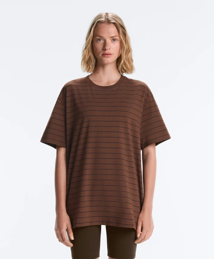 Oversize-T-Shirt aus Baumwollmischung mit kurzen Ärmeln und Streifen auf der Vorderseite Oversize-T-Shirt aus Baumwollmischung mit kurzen Ärmeln und Streifen auf der Vorderseite