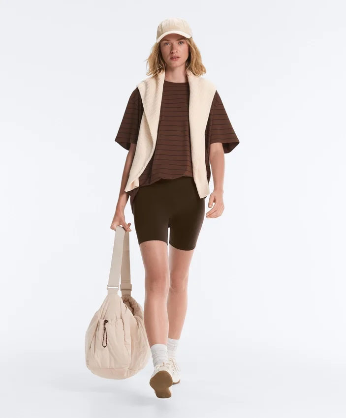 Oversize-T-Shirt aus Baumwollmischung mit kurzen Ärmeln und Streifen auf der Vorderseite Oversize-T-Shirt aus Baumwollmischung mit kurzen Ärmeln und Streifen auf der Vorderseite