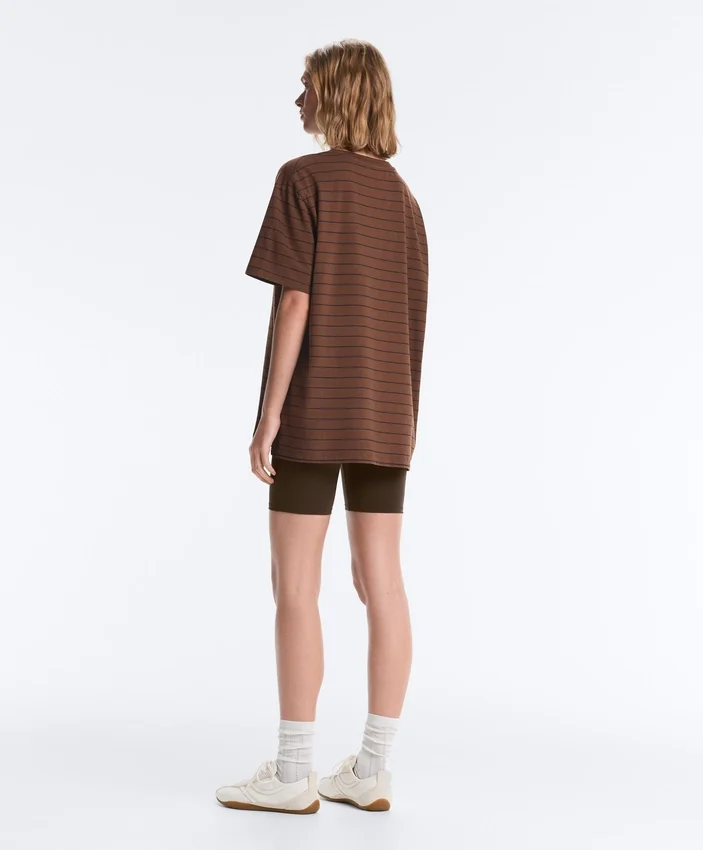 Oversize-T-Shirt aus Baumwollmischung mit kurzen Ärmeln und Streifen auf der Vorderseite Oversize-T-Shirt aus Baumwollmischung mit kurzen Ärmeln und Streifen auf der Vorderseite
