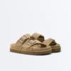Plateausandalen aus Spaltleder mit Schnallen Plateausandalen aus Spaltleder mit Schnallen
