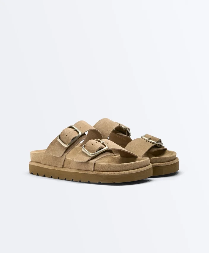 Plateausandalen aus Spaltleder mit Schnallen Plateausandalen aus Spaltleder mit Schnallen