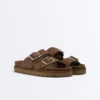 Plateausandalen aus Spaltleder mit Schnallen Plateausandalen aus Spaltleder mit Schnallen
