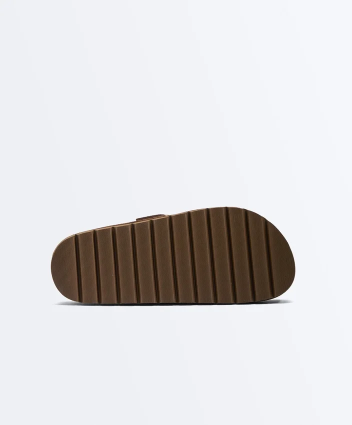 Plateausandalen aus Spaltleder mit Schnallen Plateausandalen aus Spaltleder mit Schnallen