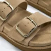 Plateausandalen aus Spaltleder mit Schnallen Plateausandalen aus Spaltleder mit Schnallen