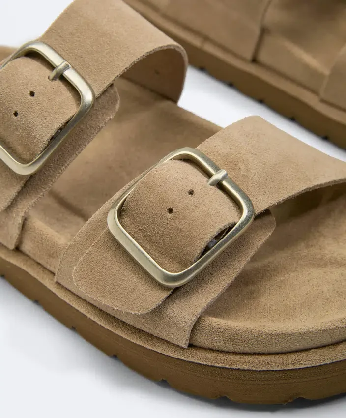 Plateausandalen aus Spaltleder mit Schnallen Plateausandalen aus Spaltleder mit Schnallen