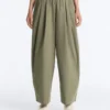 Plissierte, konisch zulaufende Hose aus 100 % Baumwolle Plissierte, konisch zulaufende Hose aus 100 % Baumwolle