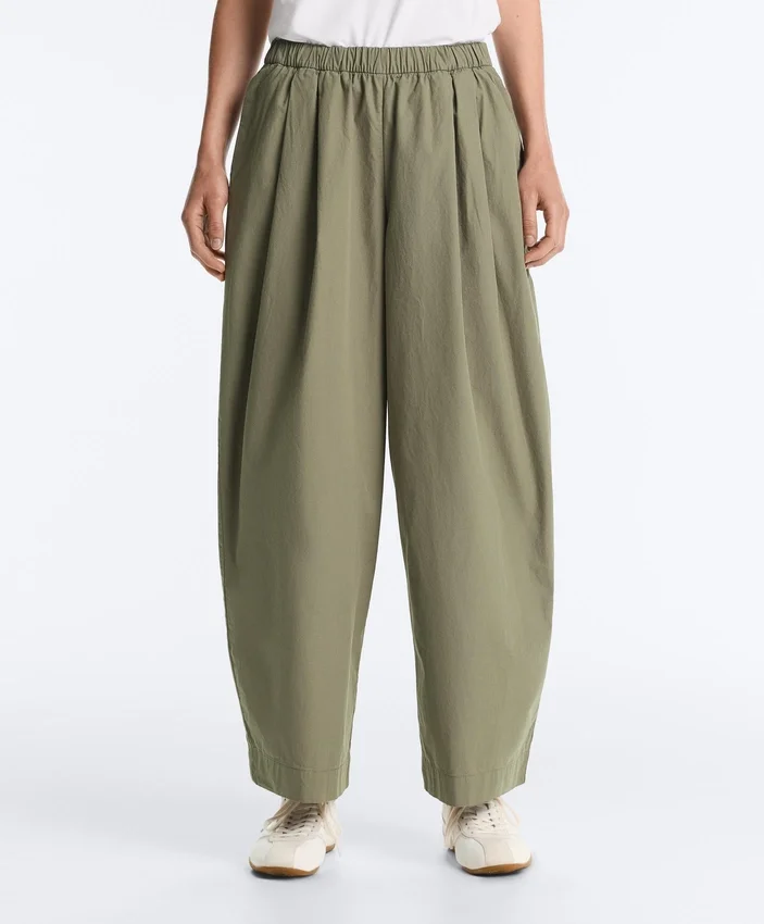 Plissierte, konisch zulaufende Hose aus 100 % Baumwolle Plissierte, konisch zulaufende Hose aus 100 % Baumwolle