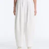 Plissierte, konisch zulaufende Hose aus 100 % Baumwolle Plissierte, konisch zulaufende Hose aus 100 % Baumwolle