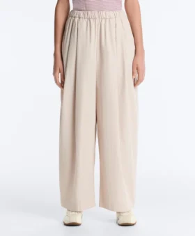 Plissierte, konisch zulaufende Hose aus 100 % Baumwolle