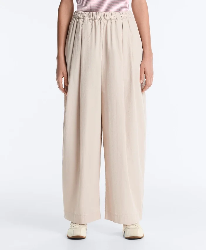 Plissierte, konisch zulaufende Hose aus 100 % Baumwolle Plissierte, konisch zulaufende Hose aus 100 % Baumwolle
