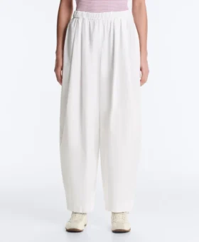 Plissierte, konisch zulaufende Hose aus 100 % Baumwolle