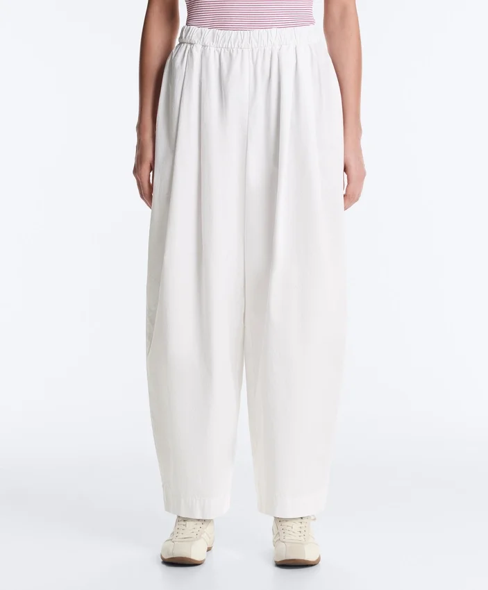 Plissierte, konisch zulaufende Hose aus 100 % Baumwolle Plissierte, konisch zulaufende Hose aus 100 % Baumwolle